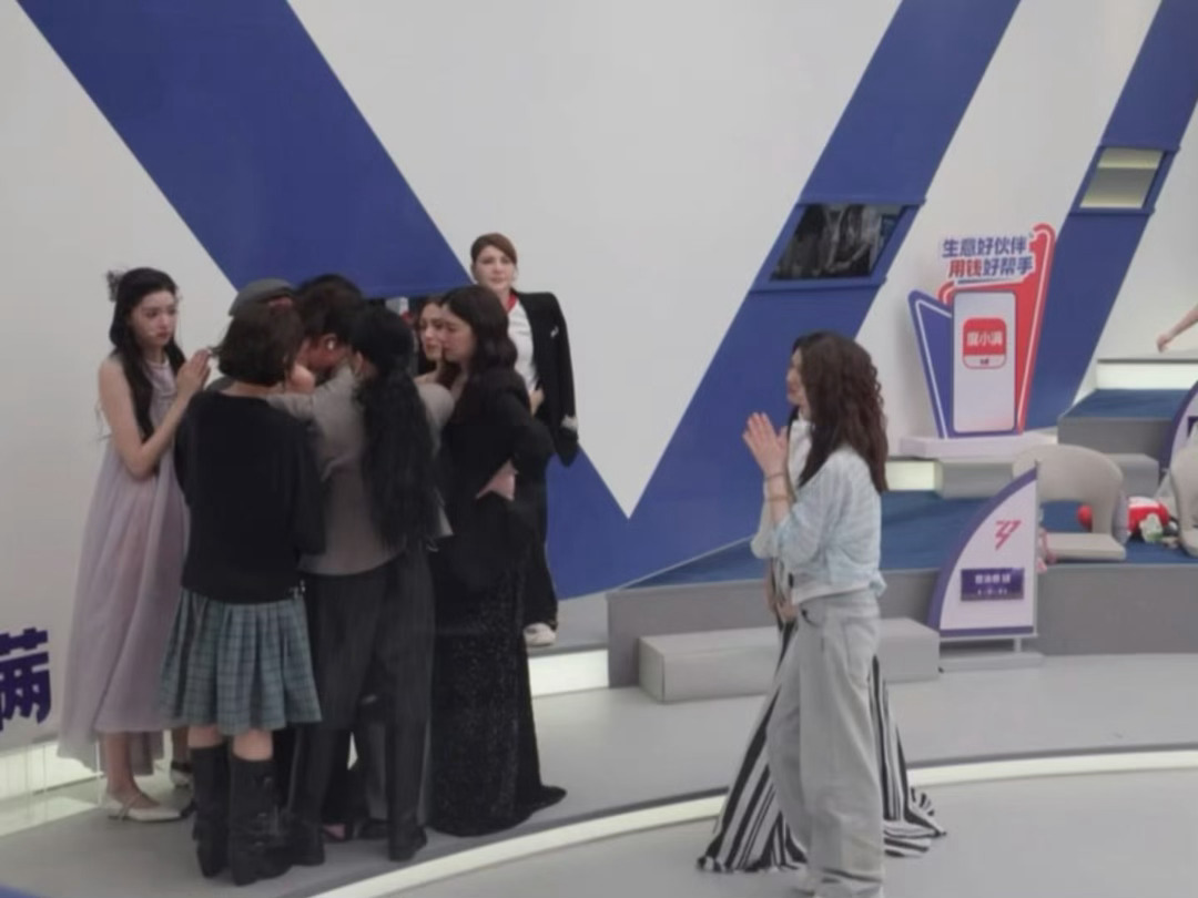 姐姐们围过来安慰孙怡姐姐们一起安慰孙怡阚清子团比孙怡团票数高心疼…… 