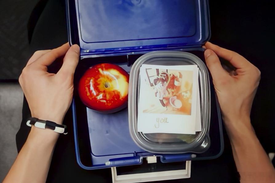 痴迷这一段，苹果和两张照片，原来是隐藏的馕言文——apple u，not me[