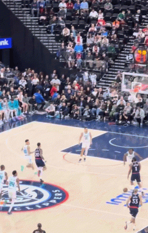 帅气十足！哈登这背传太秀了！
在今天NBA常规赛快船对阵黄蜂的第二节比赛中，哈登