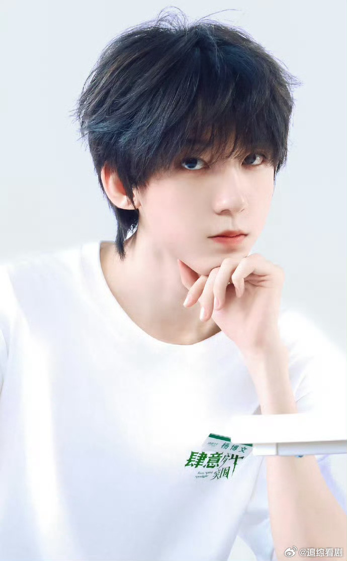 杨博文全新公式照C位杨博文从男孩味到老公感 C位镜头适配度满分，利落正装造型加持