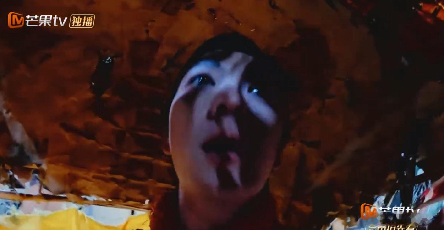 王栎鑫麒麟上身气势满分麒麟头一戴，王栎鑫直接化身舞台猛兽！每个动作都带着狠劲儿，