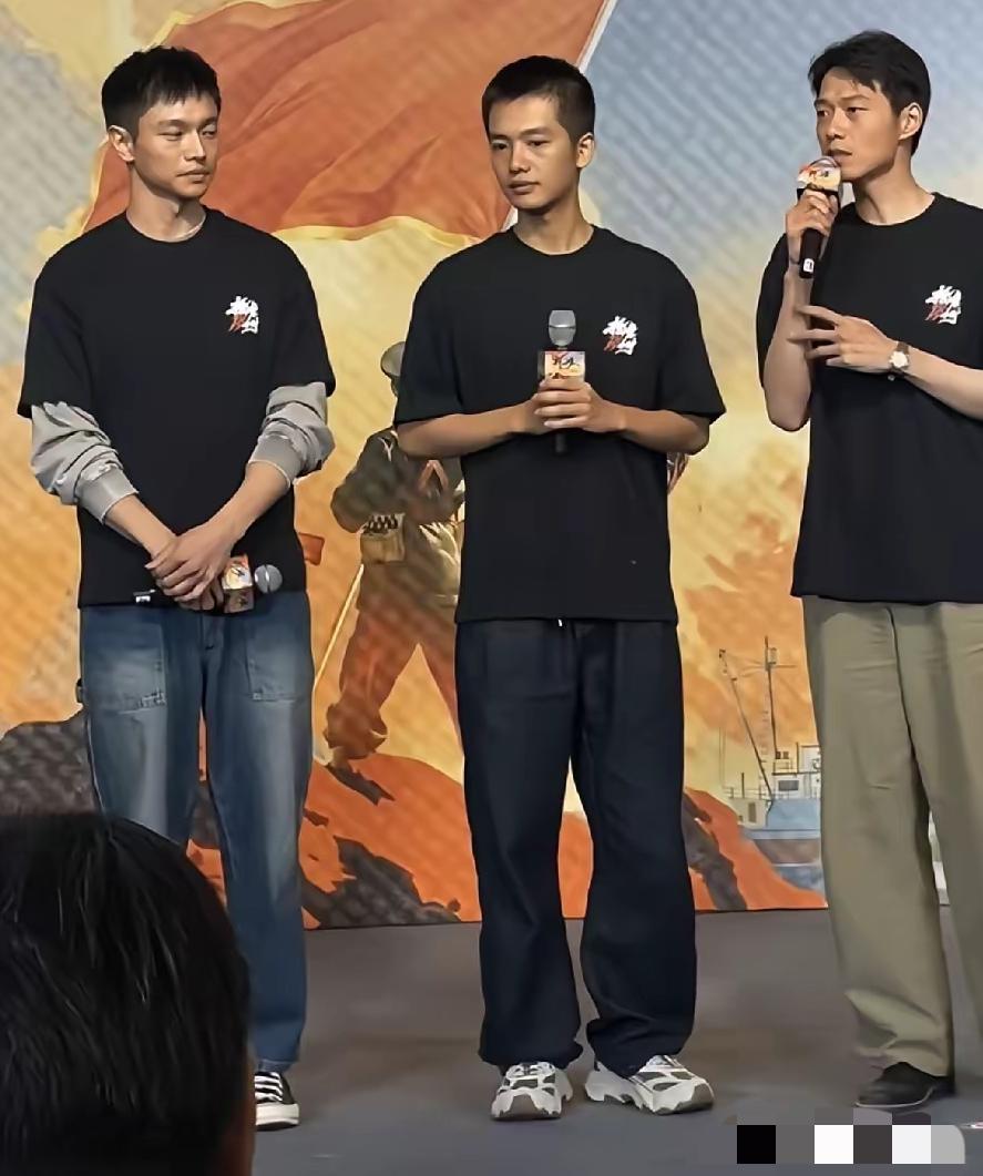 看看“阿公”王彦桐的身高～

新剧《抢滩18小时》开机现场，王彦桐和魏大勋、黄曦