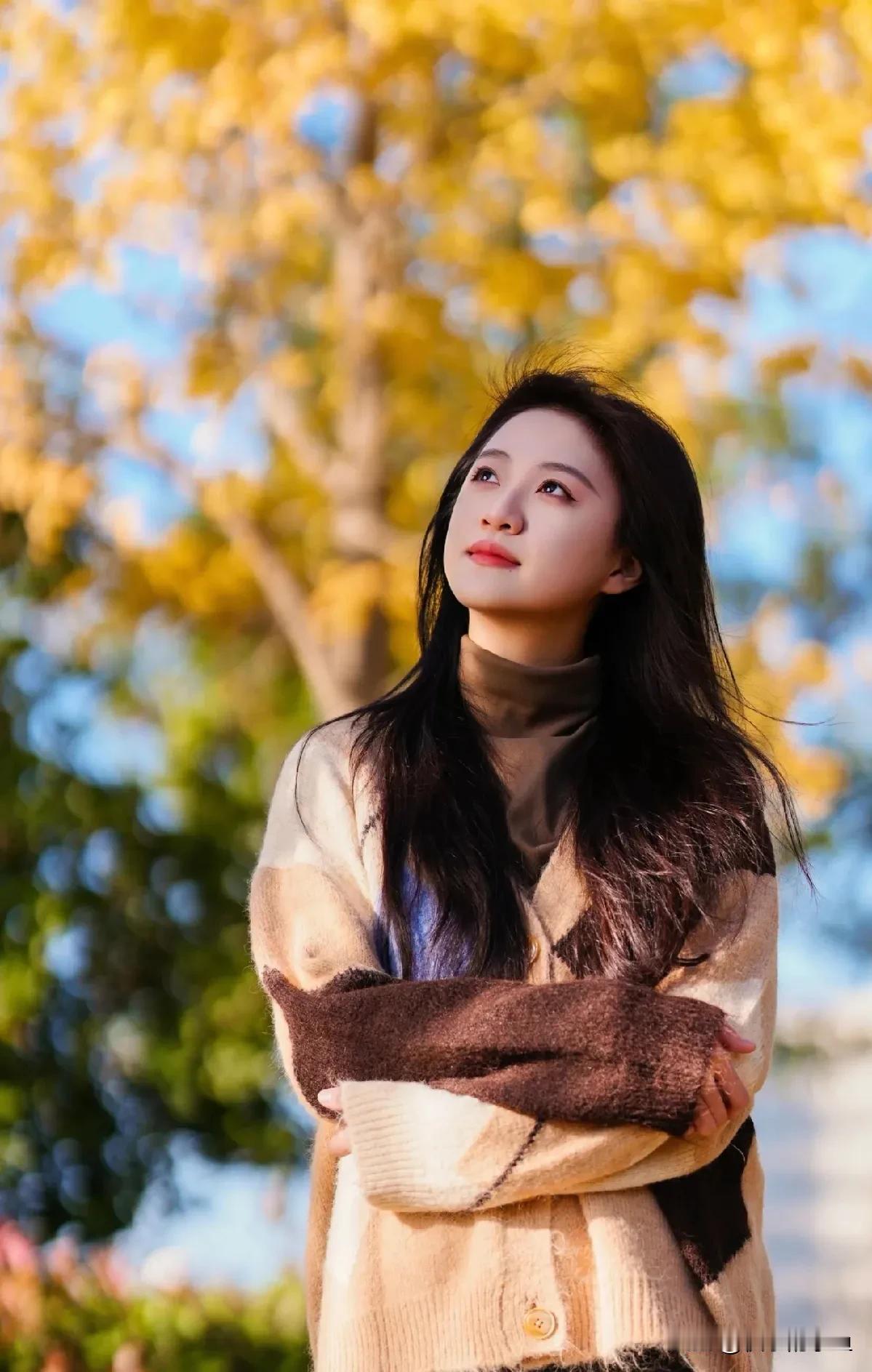 哎，这“秋光裹叶翩翩转”的上联，我都琢磨三天了。问遍了写书法的朋友，连压箱底的对