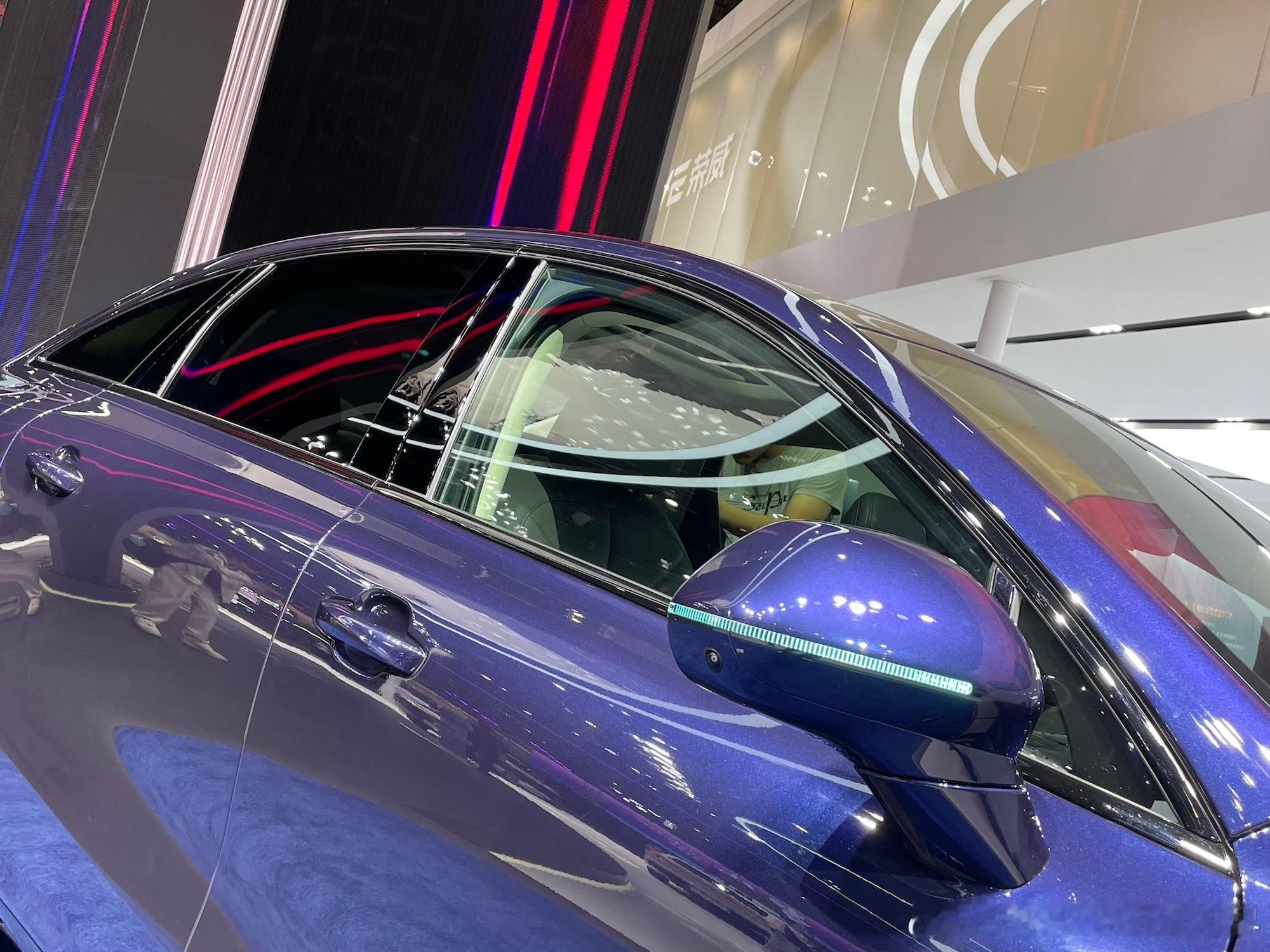 黑，是秦国的国色，秦始皇的龙袍也是黑色的。主流审美当中，黑，神秘而高级，还代表着