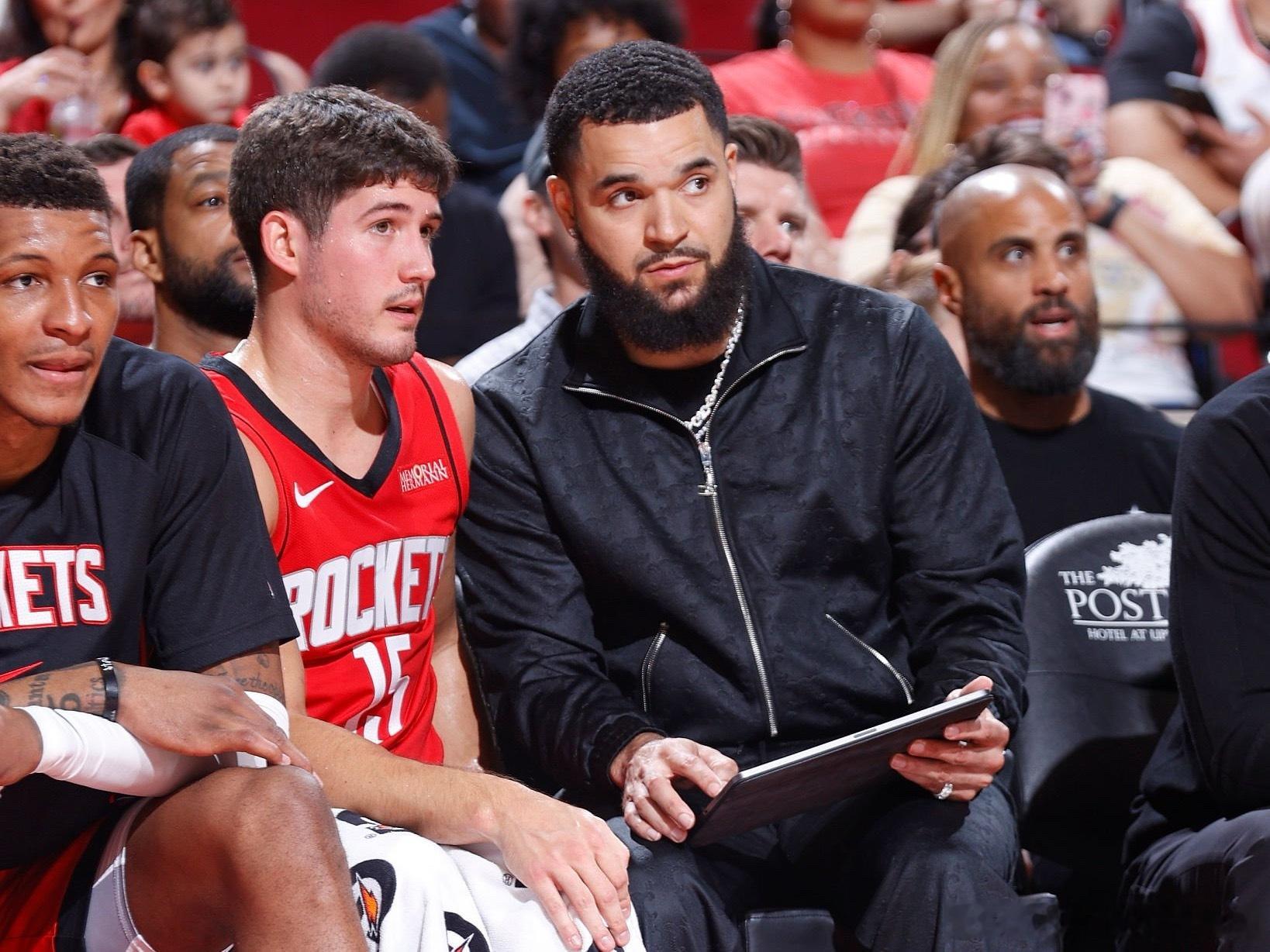 本赛季谢泼德场均14.3分2.8篮板3.3助攻1.6抢断，三项命中率48.8/4