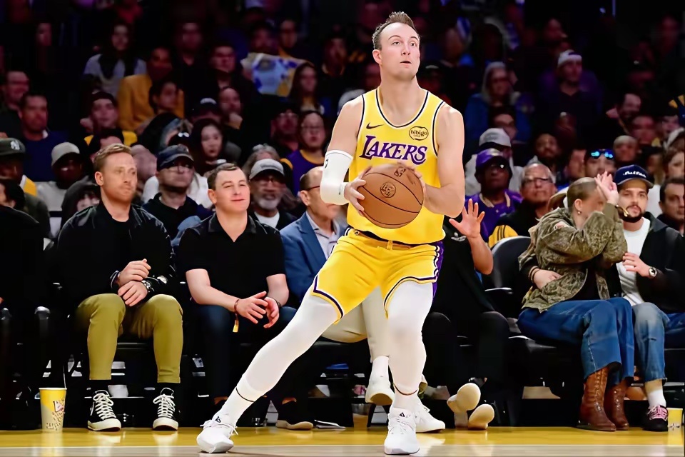 今日凯尔特人102-112不敌老鹰，湖人球迷调侃：“给文总点烟！”比赛中，文森特