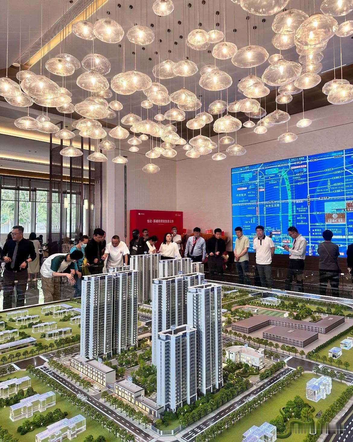 短短几个月，
同一套房子从130万猛降到105万，
这跌速简直像坐过山车。

现