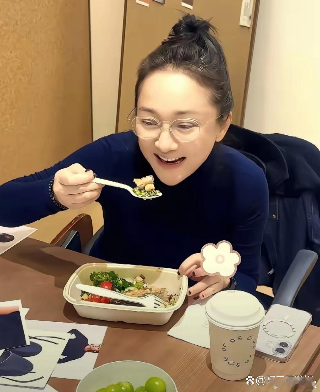 周迅真的很自律，独自用餐选择十分清淡，简单饮食也能看出对自我状态的严格管理。 