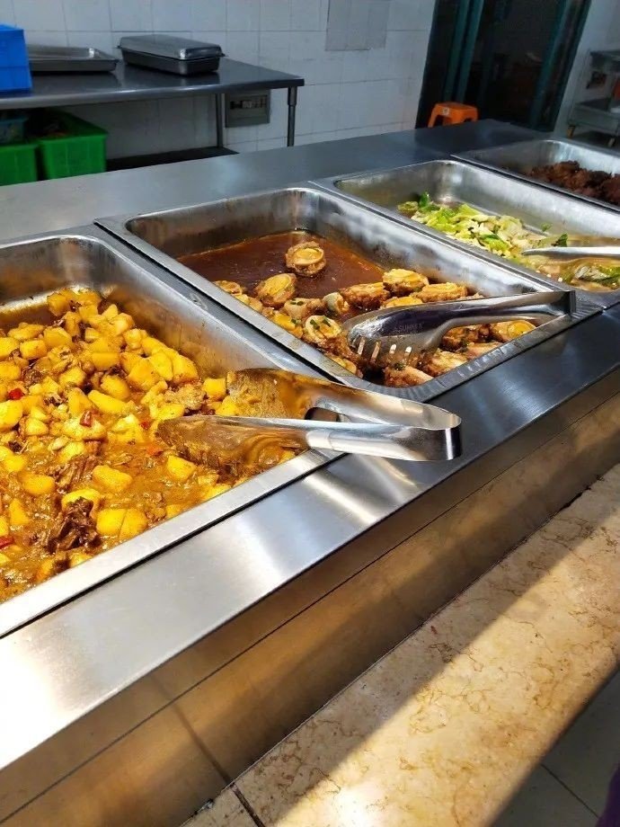 我以为今天食堂有鲍鱼，就仔细看了一下 ​​​