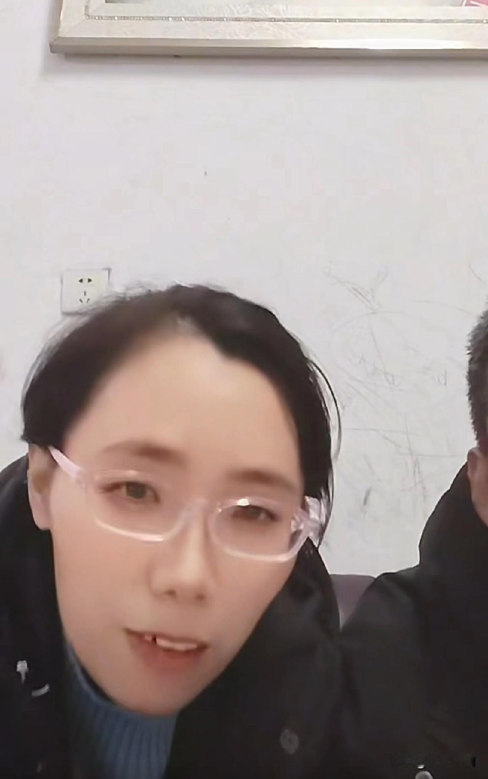 甘宇翼前妻和现任丈夫首次开播，直播间最高4000人。公屏上满是网友们的冷嘲热讽，