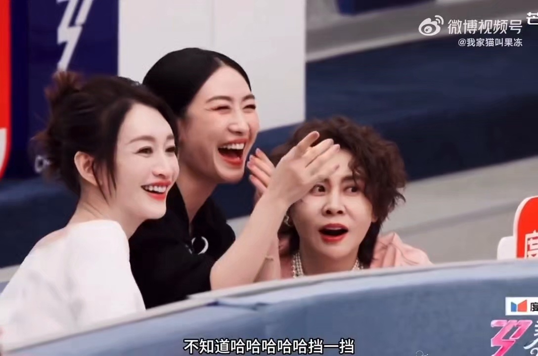 王濛李小冉小声蛐蛐全被拍了乘风2026 王濛和李小冉候场蹲地闲聊，吐槽流程拖沓像