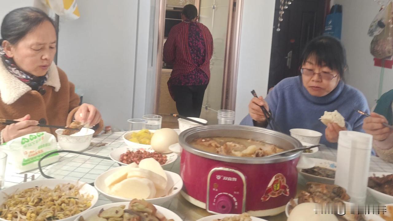 下联:元宵节日月团圆
上联:岁首美时人聚会
          (请对上联)
