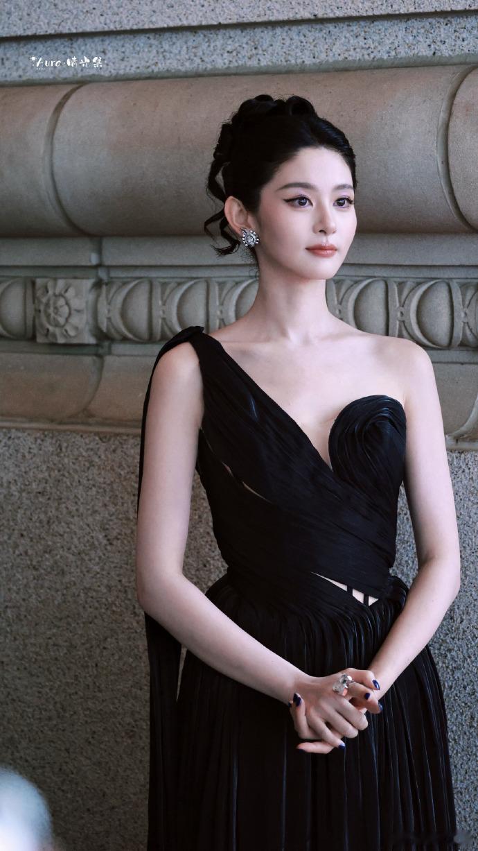 赵晴黑色缎面长裙赵晴贵气千金 整套造型简约又华贵，黑色缎面长裙配上精致妆容，不愧