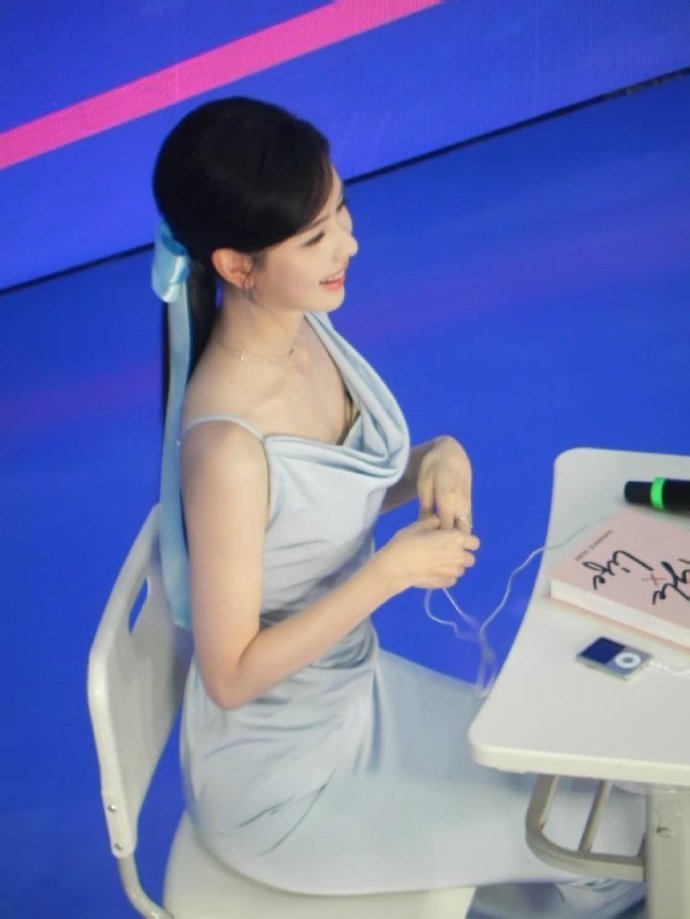 陈都灵蓝色吊带裙蝴蝶结发带 陈都灵蓝色长裙眼镜造型 陈都灵蓝色吊带裙蝴蝶结发带，