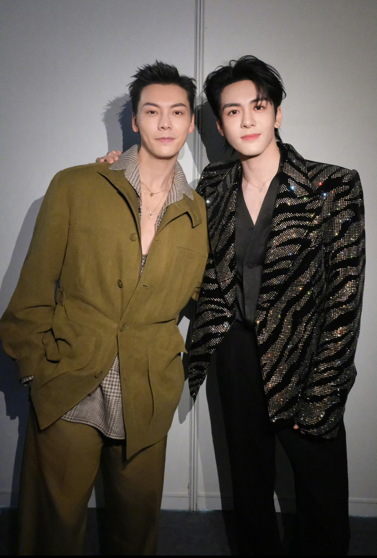 陈伟霆对曾舜晞贴脸开大直播游戏氛围热闹，曾舜晞几句话安抚同伴疑心，陈伟霆神来一句