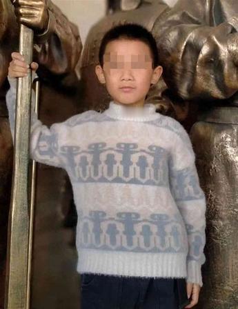 惨绝人寰！山西狠心生母与继父，深夜叫醒熟睡 10 岁孩子，持三角带轮番暴打，逼其