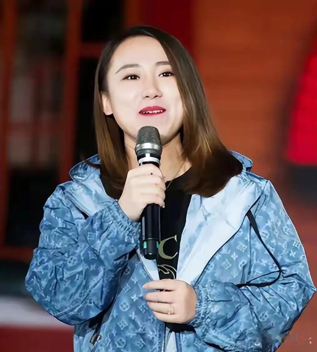 丫蛋和师兄王金龙曾是舞台上的黄金搭档，他们的结合也曾羡煞旁人，可最终还是走向了离