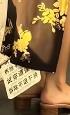 在上海街头，一幕略显滑稽的场景引发了网友热议：一名女子身着精致旗袍，在镜头前优雅