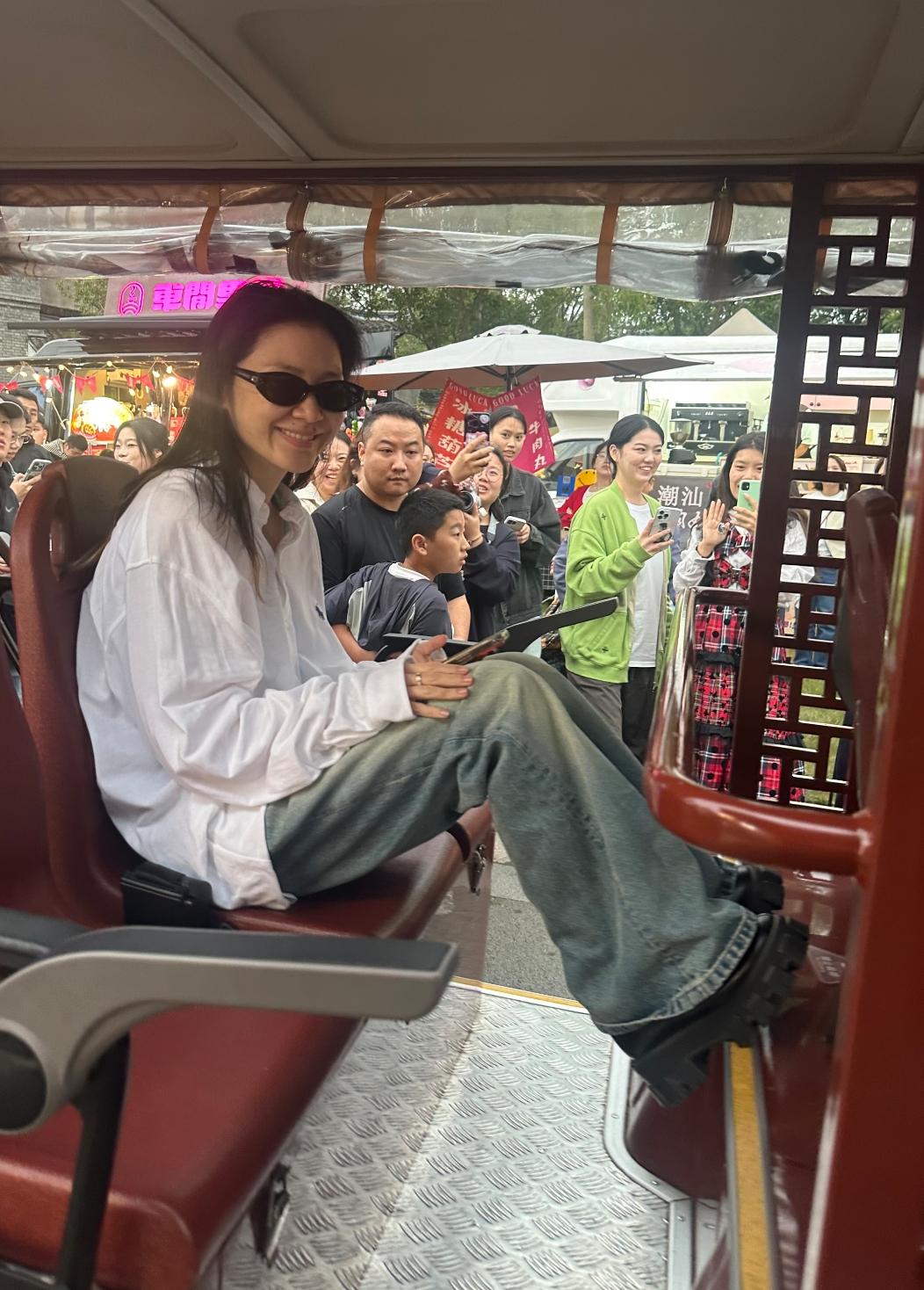 在乌镇偶遇金靖，素颜松弛又明媚，白衬衫配阔腿裤，主打自然舒适，大大咧咧的性格很讨