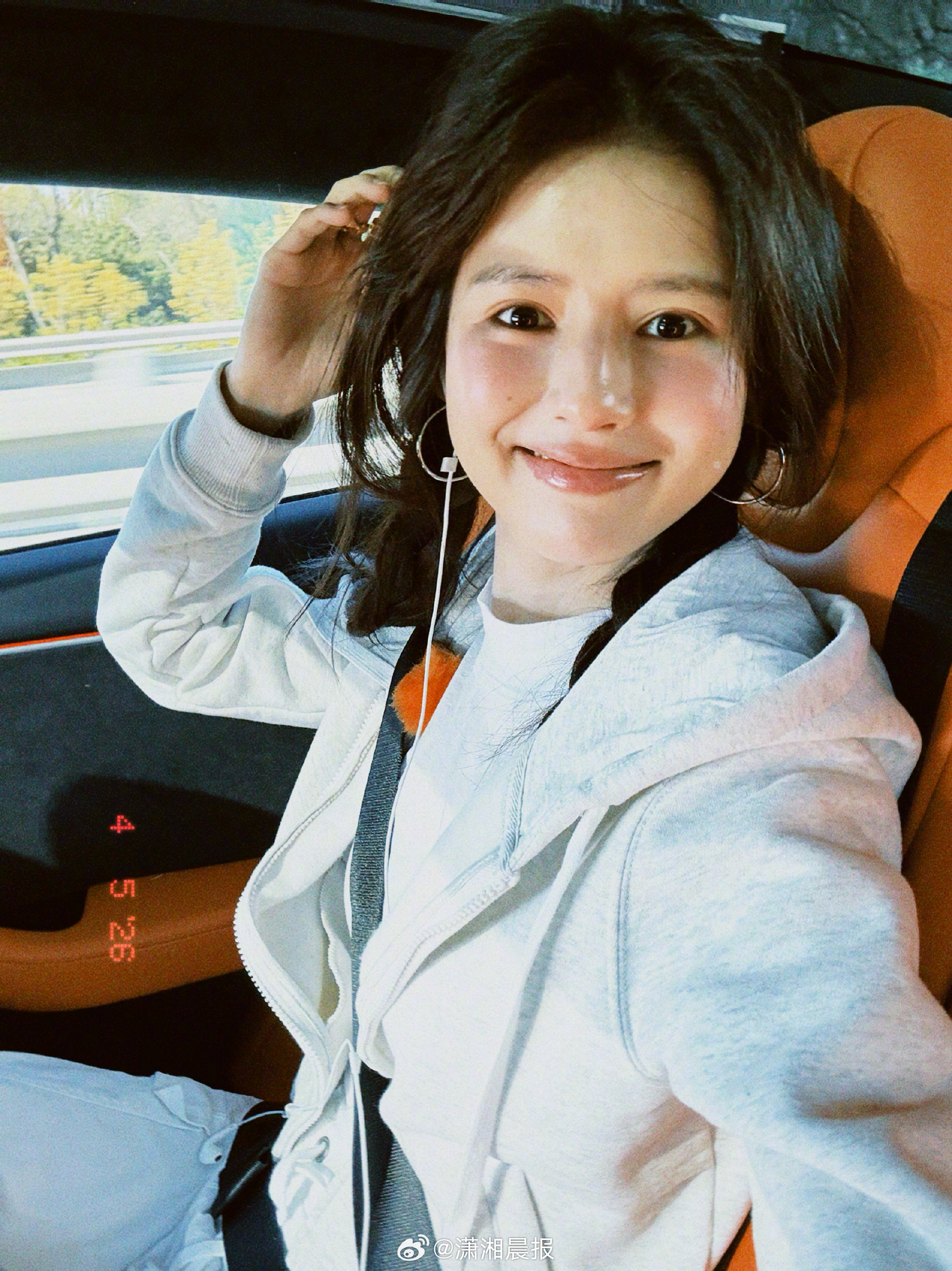 【#律师解读鹤男私联粉丝#，#艺人私联收受财物才是法律规制重点#】艺人鹤男近期因