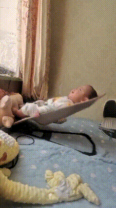 宝妈给宝宝安排了这种弹力小吊床，稳稳固定住宝宝，小家伙自己用脚一蹬就下去，一放松