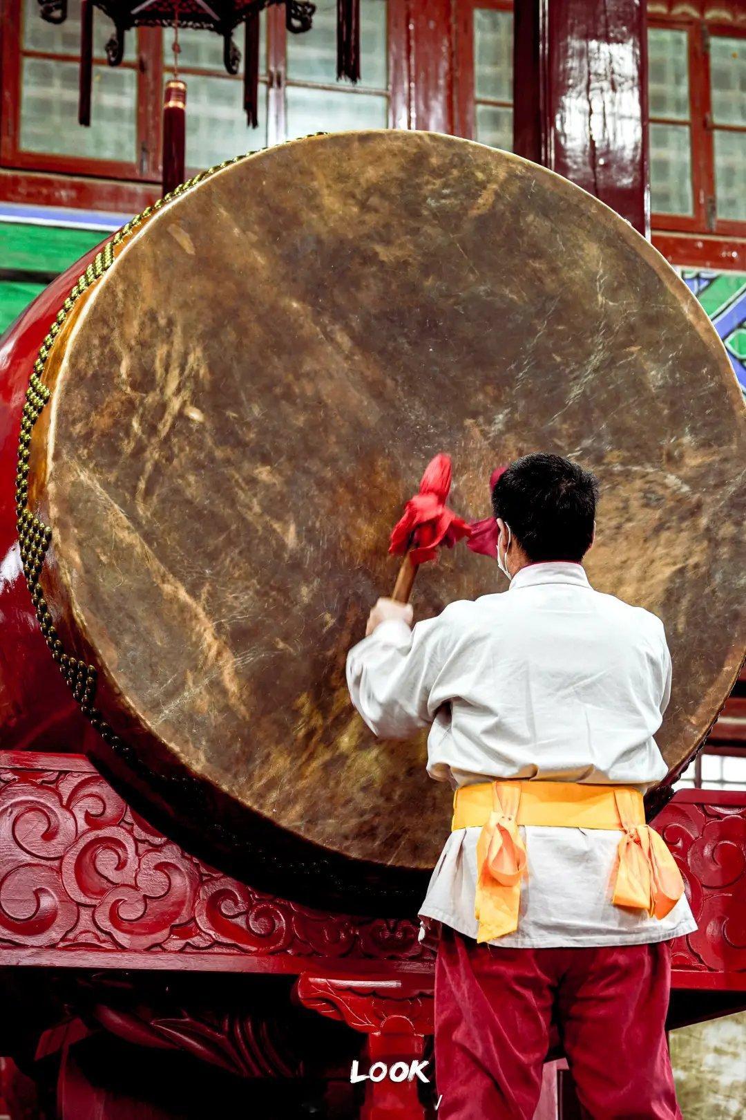 朱一龙疑似在长城敲日本太鼓看了视频，在长城上敲的的确是日本鼓。日本太鼓有好几种，