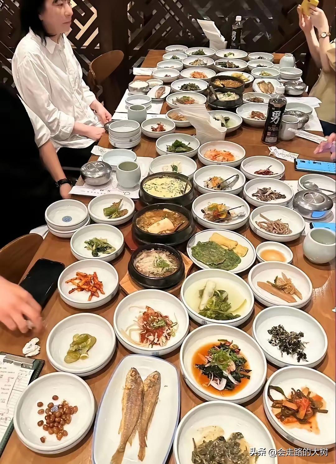 韩国公司聚餐，一堆小料咸菜，两条鱼还是小鱼干，这生活水准何谈幸福