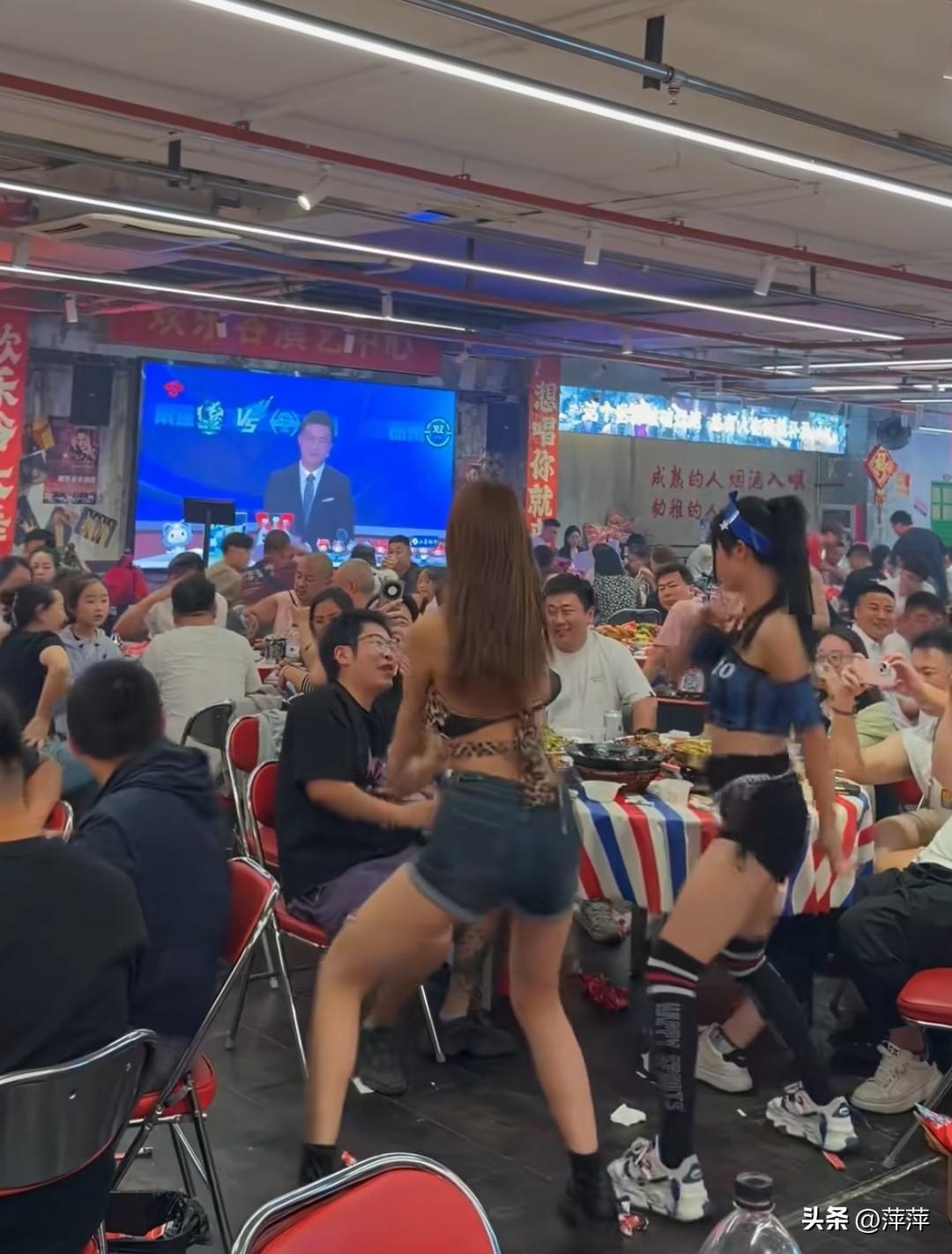 【大排档跳舞的姑娘，自食其力最体面】
 
经常在大排档看到跳舞的年轻女孩，总有人