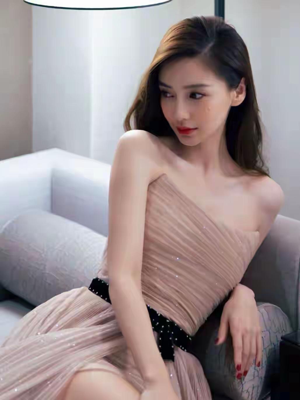 杨颖春节与智己从容出行