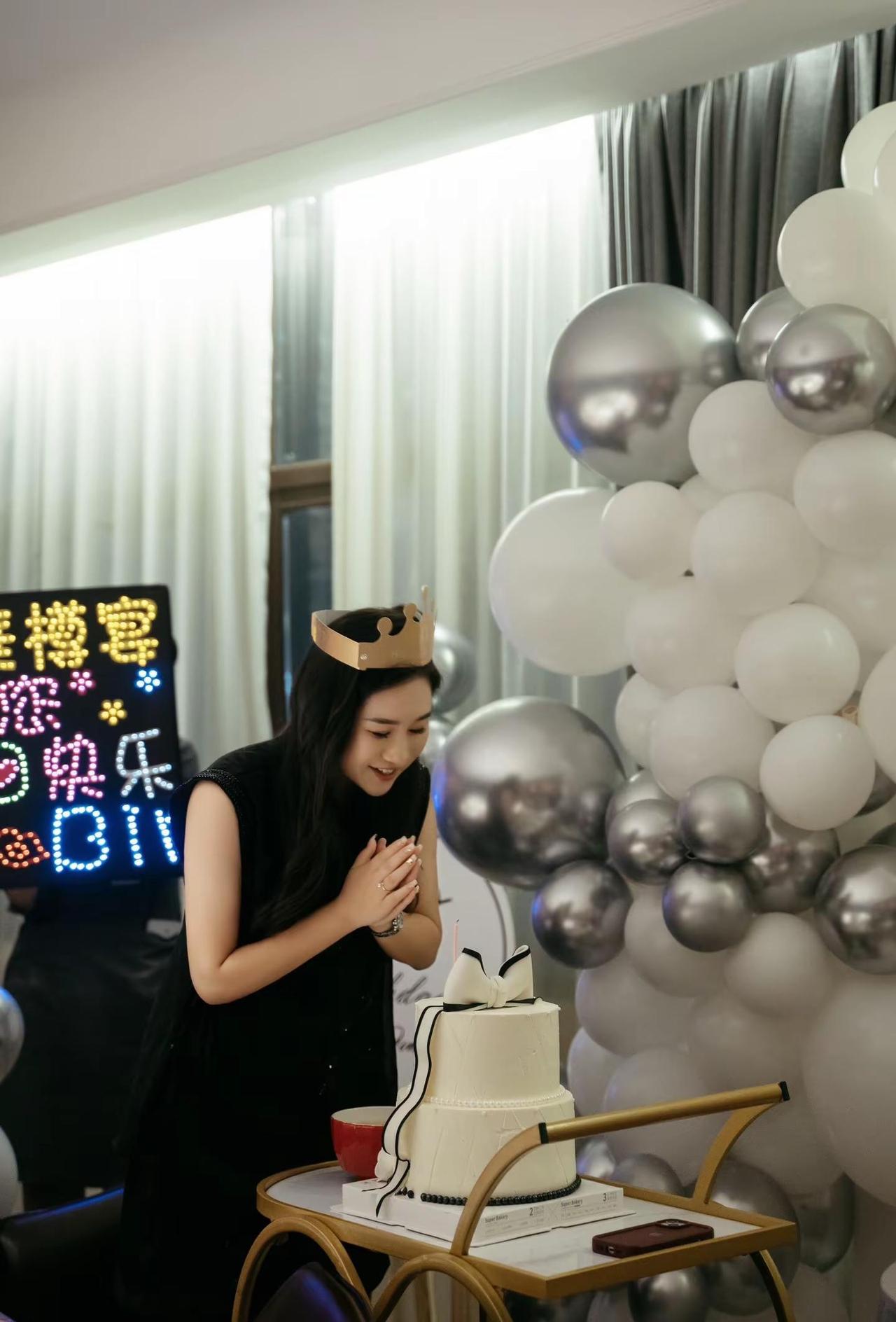 和以往不同，今年安静迎接新一岁当我不再以热烈的方式庆祝生日在安静的光里和过去的自