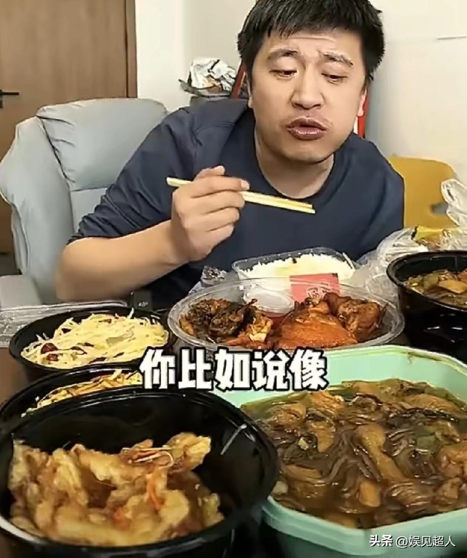 张雪峰老师最后的午餐，一碗米饭配六个菜，看着丰盛，实则满是心酸。
 
一顿饭点这