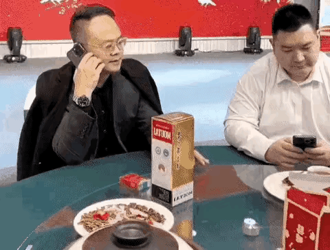 连美女都顺走了？
都是酒场上的“圣手”神偷，非一日之功，动作潇洒连贯，神不知鬼不