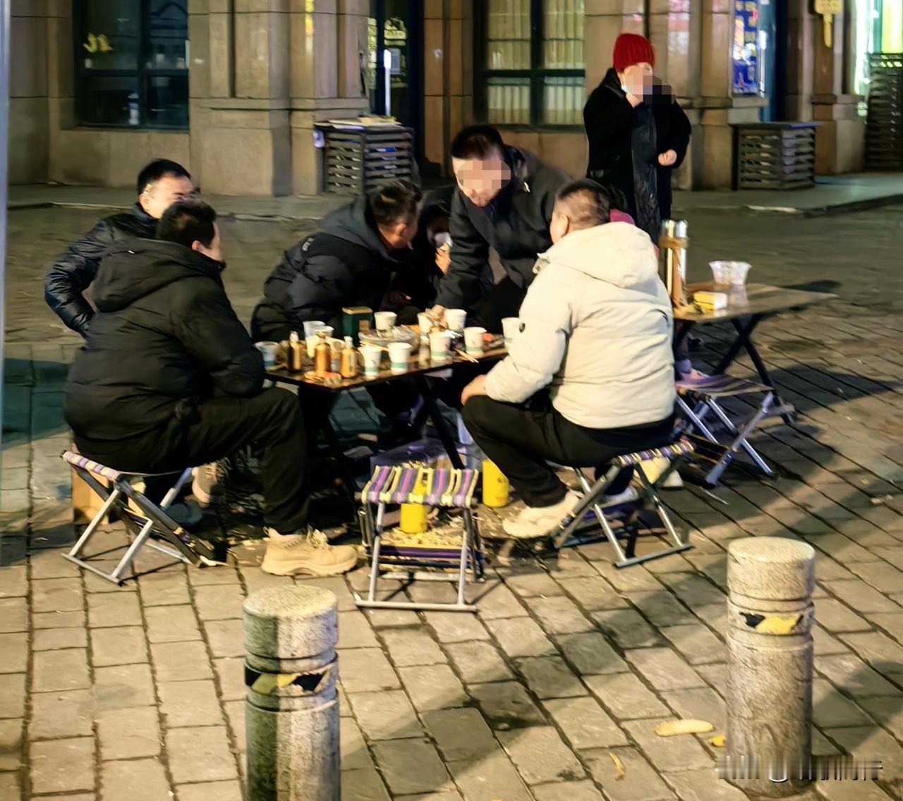 九点半的冬夜，寒冷入骨。五个中年人坐而论道。算着地上东倒西歪的空瓶子，他们干了七