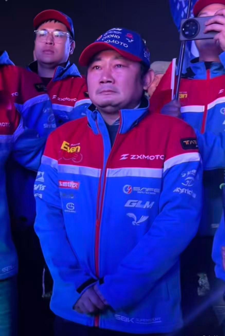 张雪机车签约老将瓦伦丁，哪有什么捡漏，全是互相成就！网传瓦伦丁·德比斯因年龄大被