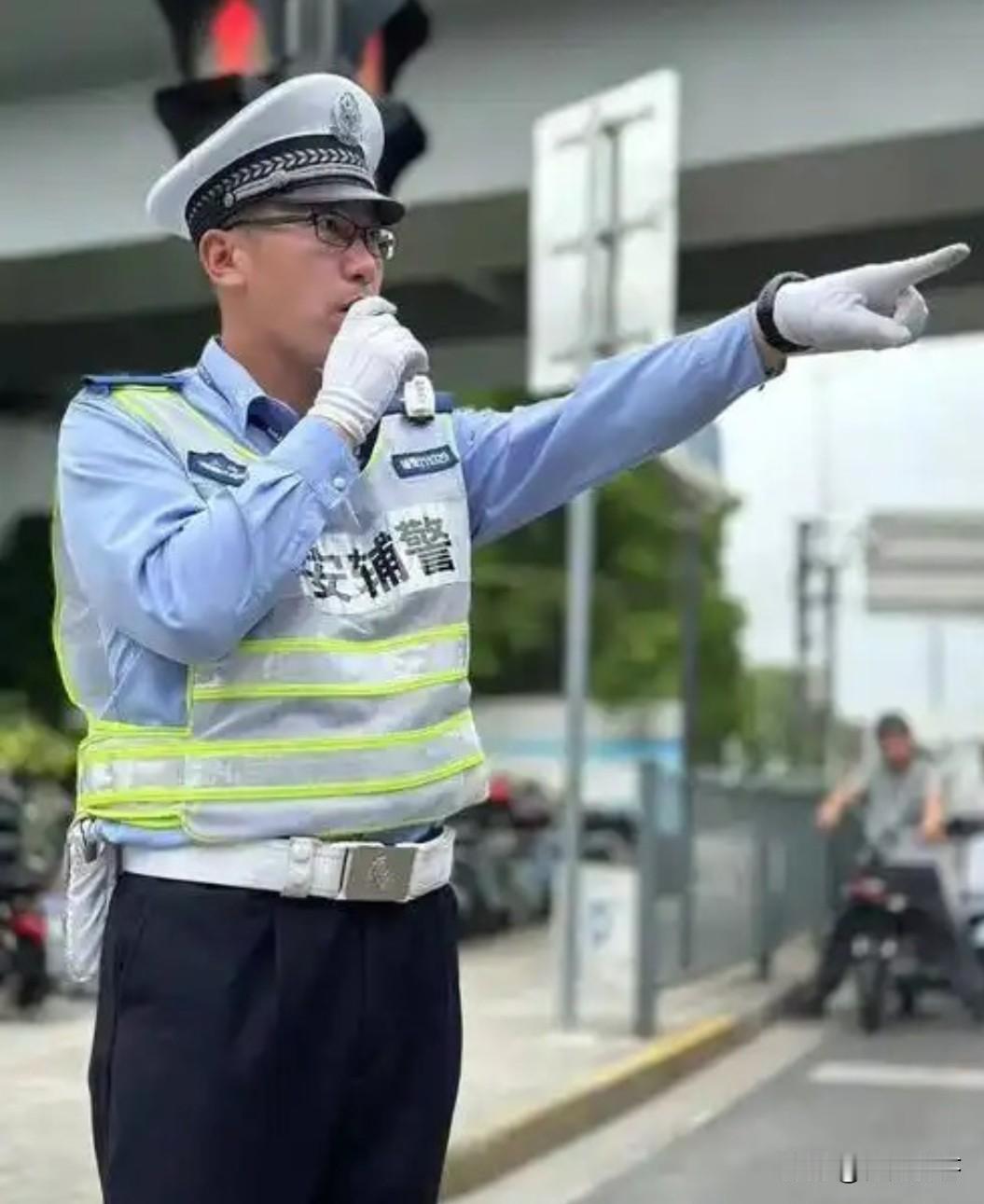 请问：事业编辅警和普通辅警的区别有哪些？

答案：事业编辅警是拥有事业编制的警务