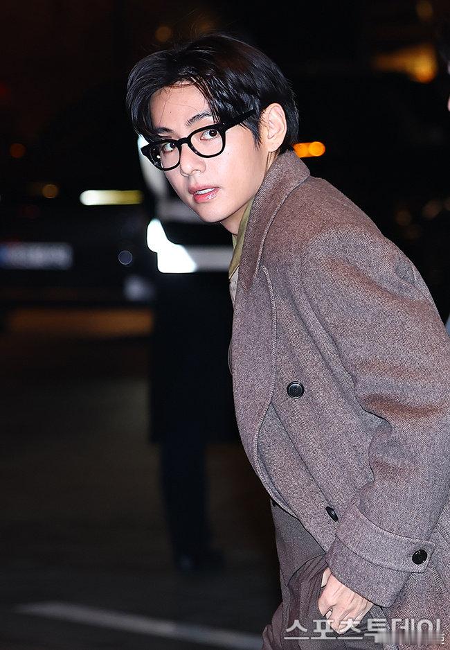 金泰亨现身金宇彬申敏儿婚礼 这是什么梦幻联动！歌手界的icon出现在演员界的婚礼