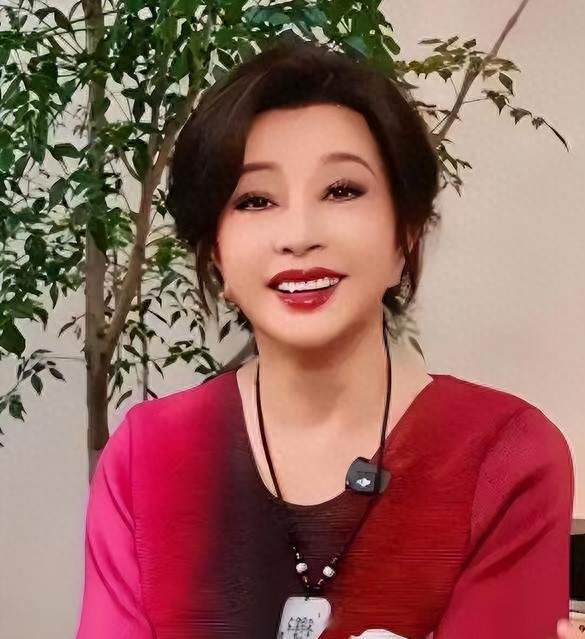 刘晓庆公开发文，75岁再迎来好消息，她又站上了另一个“巅峰”