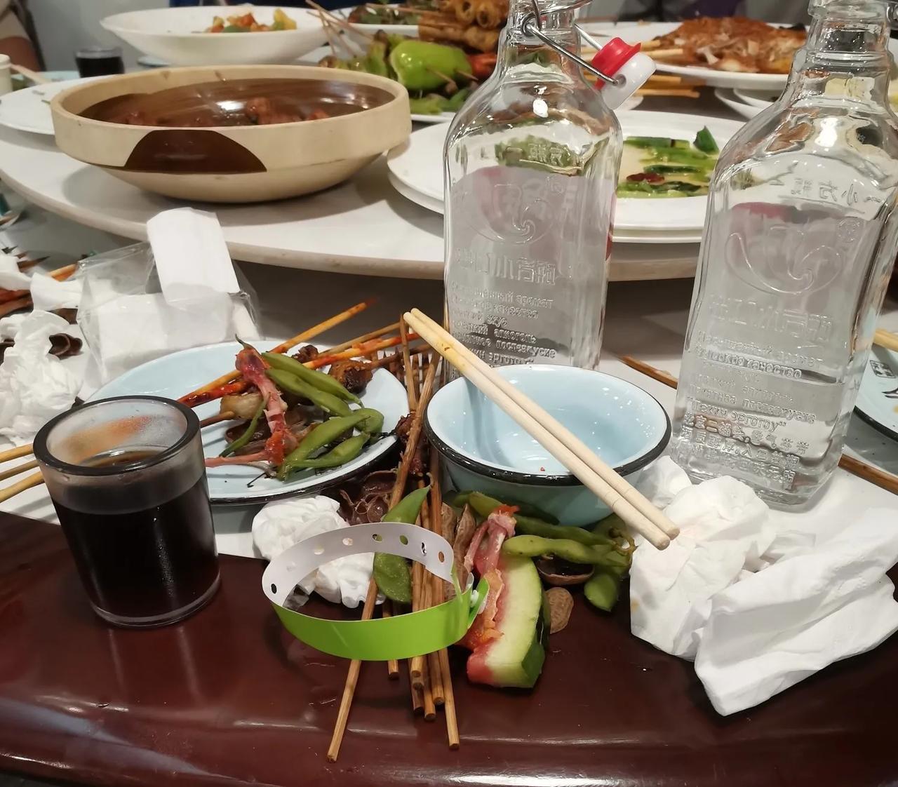 一个团建饭桌，我突然发现我的孩子性格长大后并不适合混入打工仔的行业。

老实听话