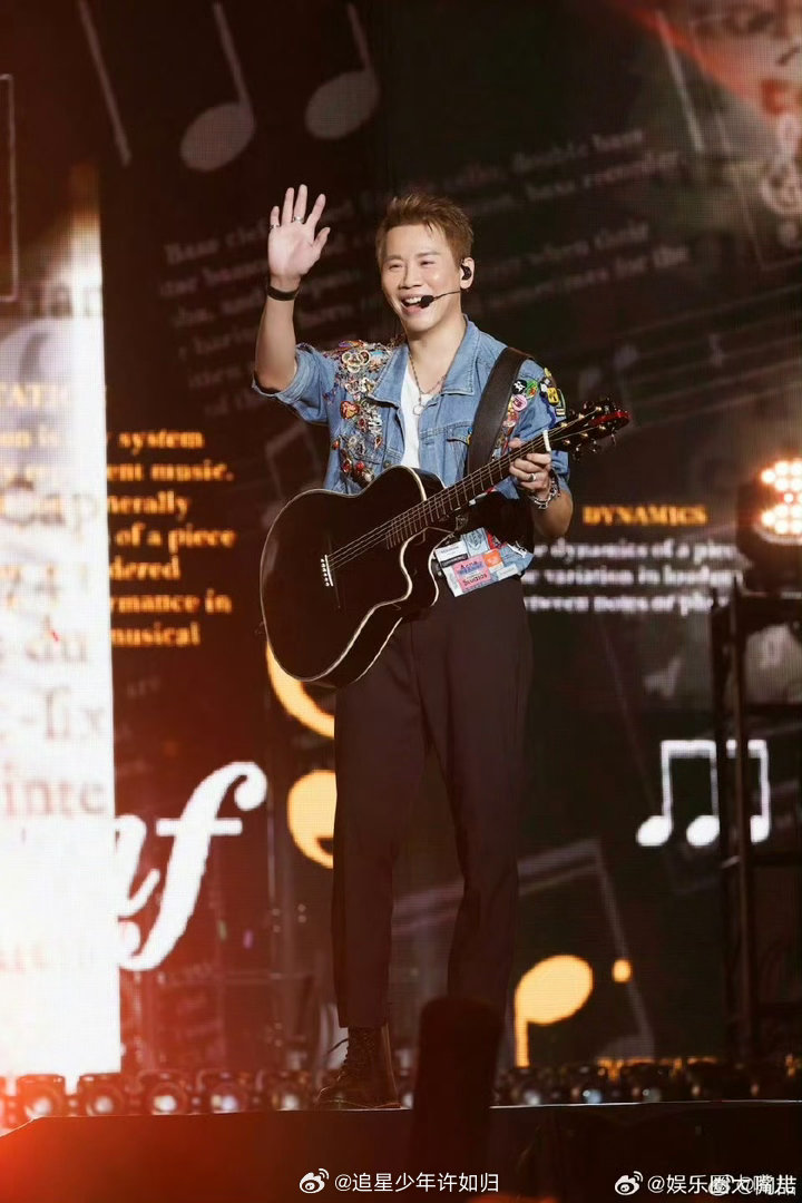 AI看到三个时期的陶喆 小陶、凤梨头、现在的陶喆。三个他站在一起，确实让人感慨时