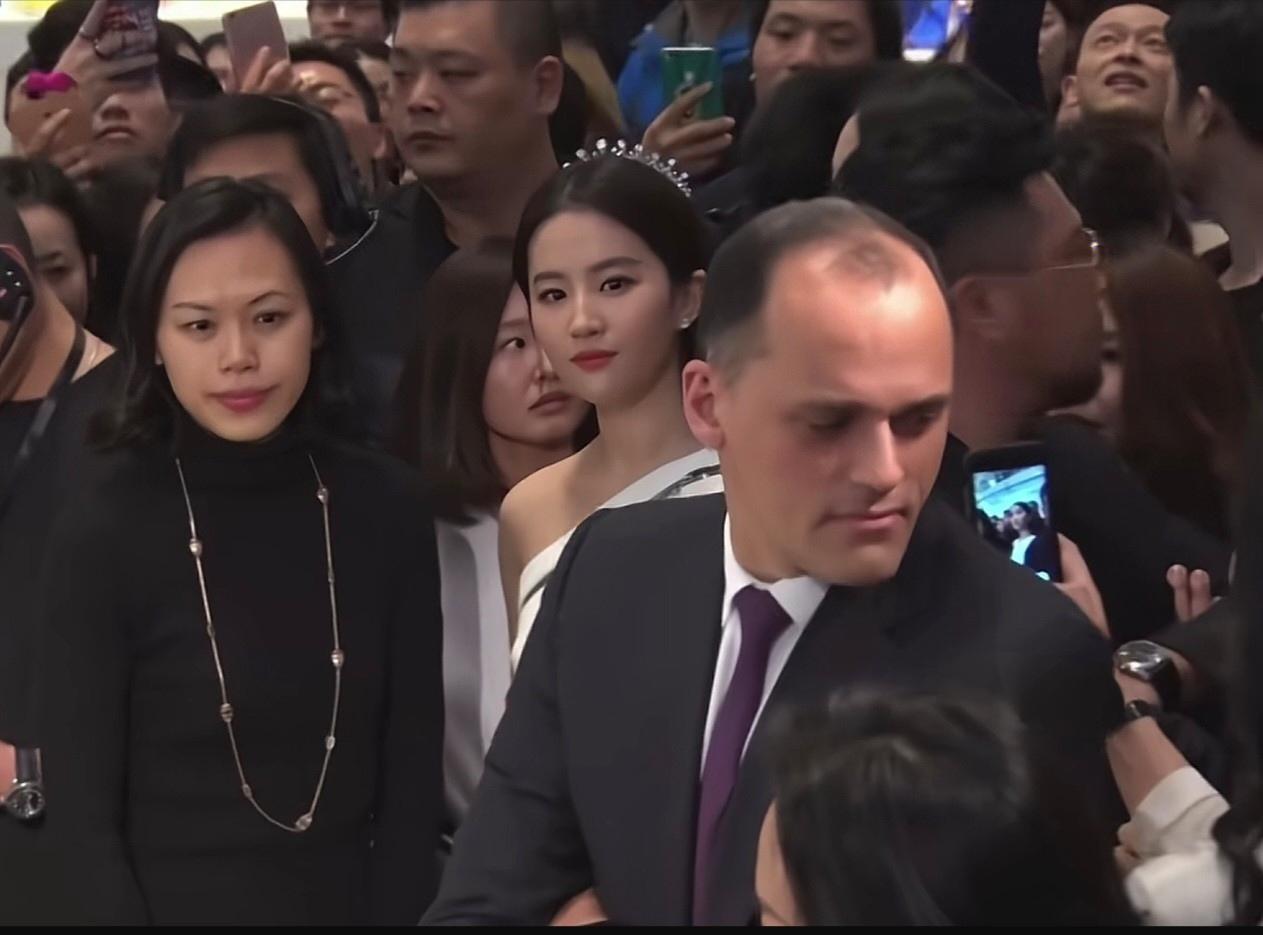 这是刘亦菲早年宝格丽活动的生图，往人群里一站，第一眼就被她抓住了！
      