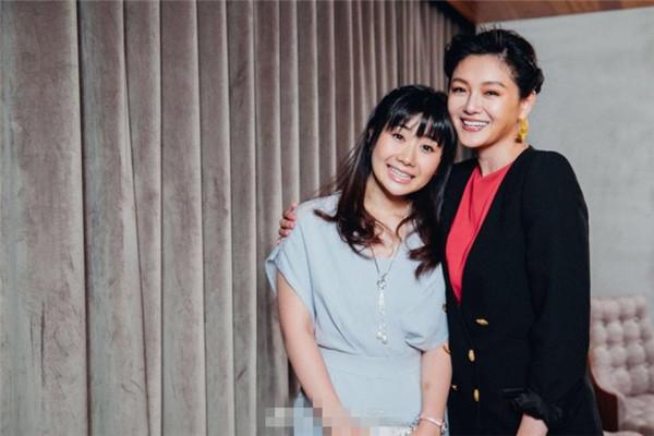 可可爱爱的福原爱站在大S身旁，她颜值不逊色于大S。她们长得都有福气，可初婚都失败