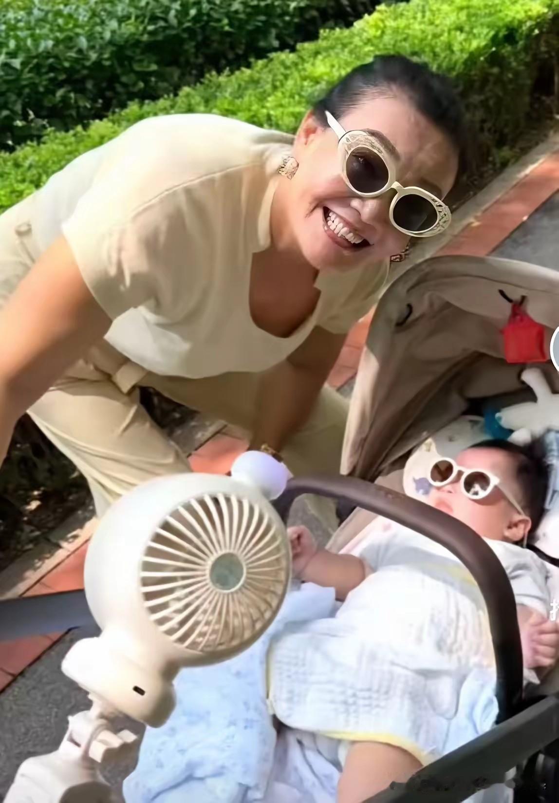  张兰回京第一件事直奔孙子，隔辈疼爱藏都藏不住
​看完宝贝立马奔赴工作，家庭事业