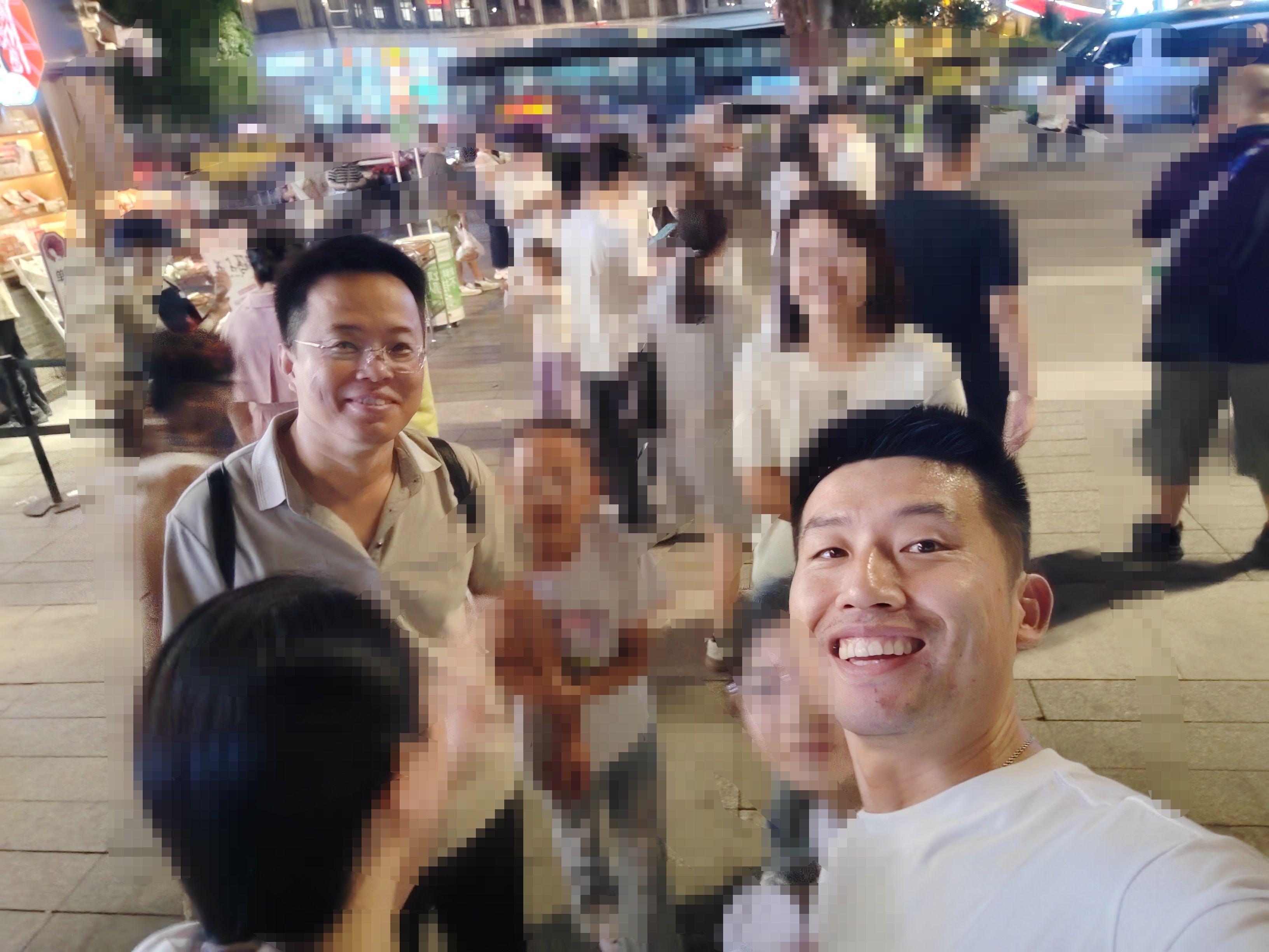 缘分有时来得让人猝不及防。昨晚我们一家在重庆十八梯闲逛，我们从下往上逛，经过大概