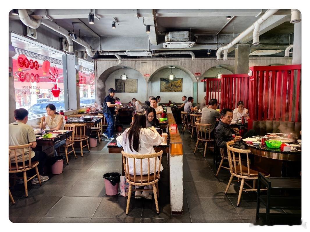 潮州非常有名的牛肉火锅店，1969年开业的，现在是必吃榜餐厅了。。。  ​​​
