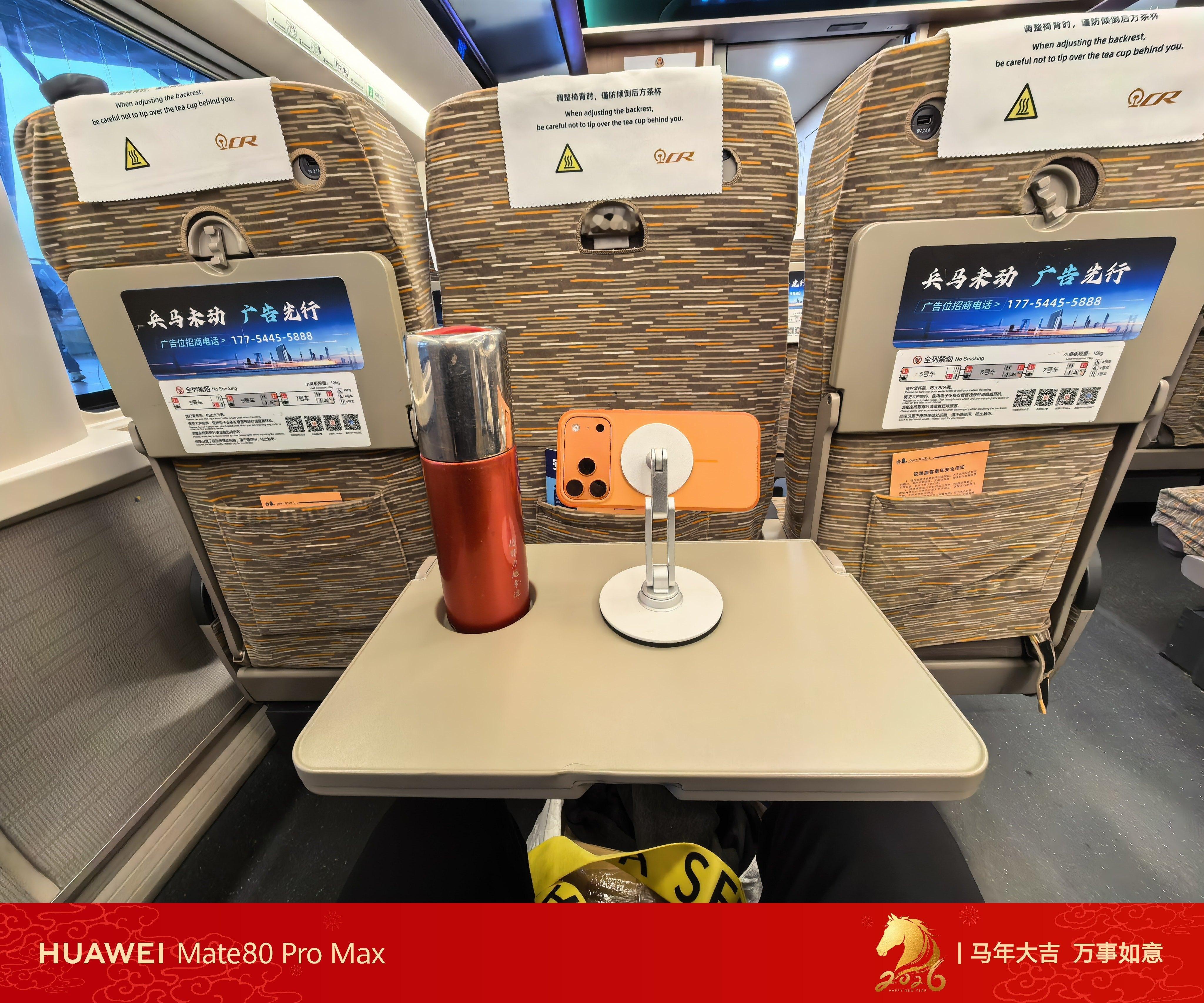 坐火车飞机的座位，要么靠窗，要么过道，这个坐中间的B座，我真的难绷 