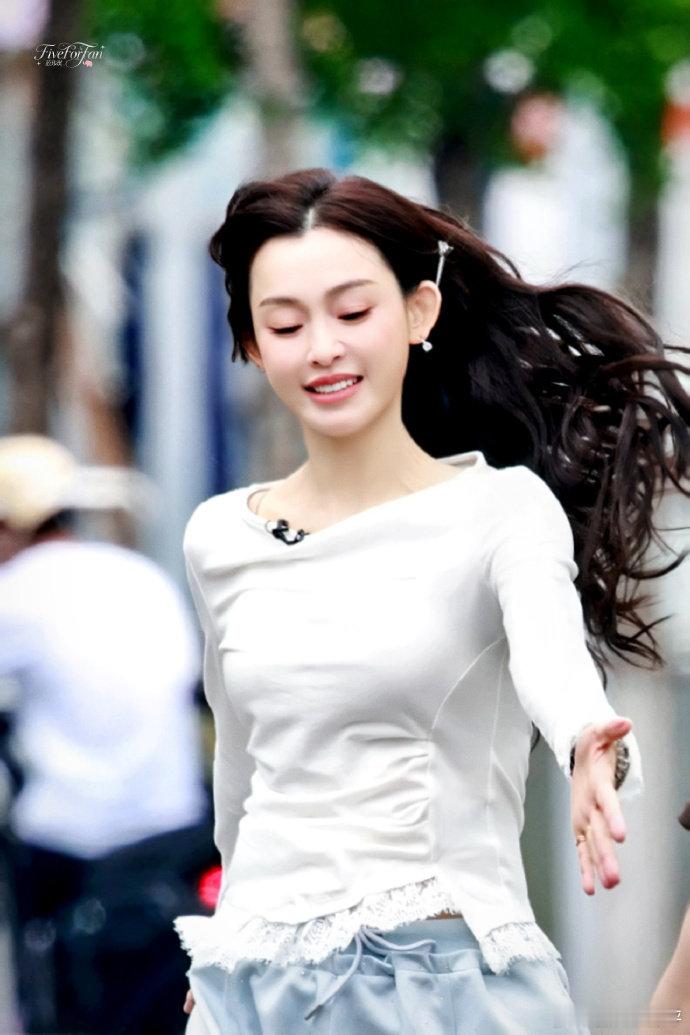 范玮琪温润嗓音遇上徐洁儿干净声线，合唱和谐悦耳，全程稳定发挥尽显唱功底蕴范玮琪徐