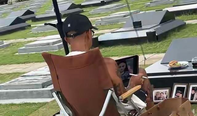具俊晔在大S墓前修照片有网友去大S墓地祭拜，早上七点钟就偶遇了具俊晔坐在墓地，准