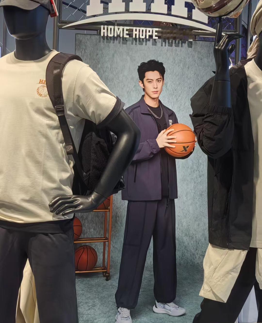 哦莫这是什么新物料吗王鹤棣特步品牌代言人王鹤棣代言特步 ​​​