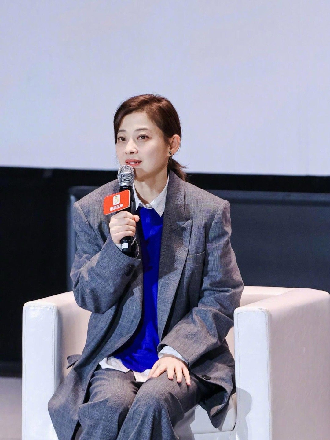 生活中的梅婷，舒适自然美。 