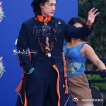 此沙黑虎王子此沙黑虎王子环球路透一眼沦陷此沙这套环球造型！黑虎胸饰氛围感拉满，工